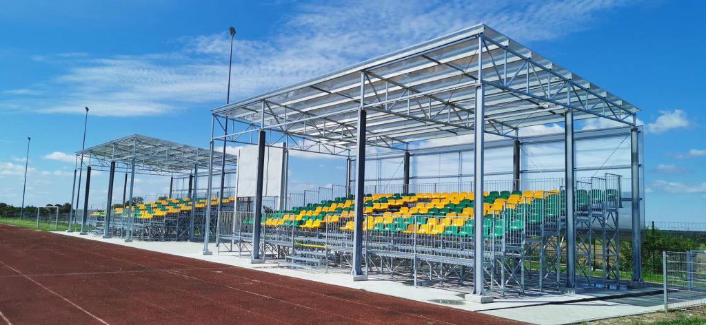 Sports bleachers with roofing structure